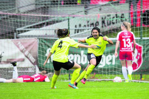 FFClerin Ysaura Garrido bejubelt ihr frühes 1:0 beim Derby – die Damen in Rot-Weiß sind entsetzt. Sams