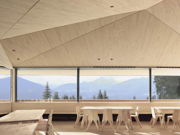 Für die Innenraumgestaltung der Umbrüggeler Alm errang das Bregenzer Architekturbüro Ludescher Lutz einen Europapreis. Adolf Bereuter/ Elmar Ludescher