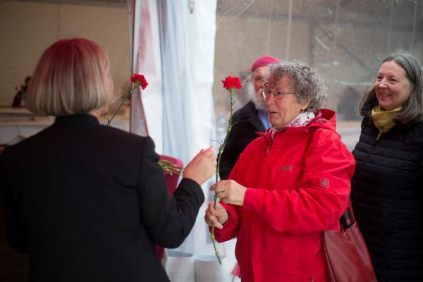 Gabi Sprickler-Falschlunger verteilte rote Nelken.