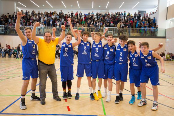 Glückliche Burgenländer des ZBG Oberwart mit ihrem Trainer Laszlo Öri. Klaus Hartinger