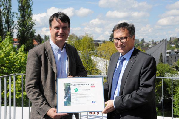 illwerke vkw-Vorstand Helmut Mennel (r.) überreicht Philipp Tomaselli das Zertifikat für den Ökostrom-Bezug.Tomaselli Gabriel