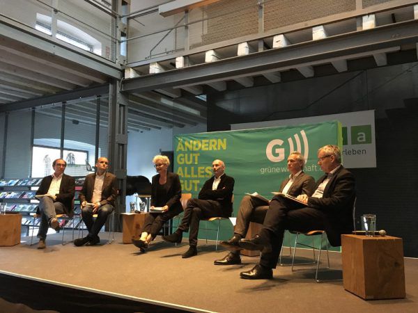 Johannes Rauch, Martin Strele, Moderatorin Ursula Kremmel, Roland Gnaiger, Martin Ohneberg und Karheinz Rüdisser (v.l.) bei der Diskussion in Dornbirn. Johannes hofer