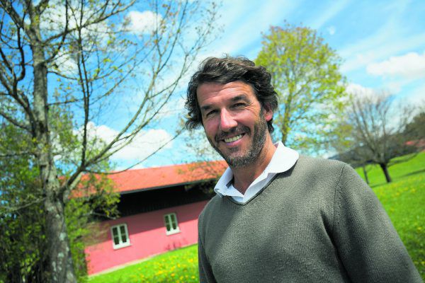 Karl-Heinz Riedle heute auf seiner Sporthotelanlage in Oberstaufen. Sowie links am 28. Mai 1997 mit dem Champions-League-Pokal und beim frenetischen Jubel über sein 1:0. Hartinger (1), Reuters (1), DPA (1)