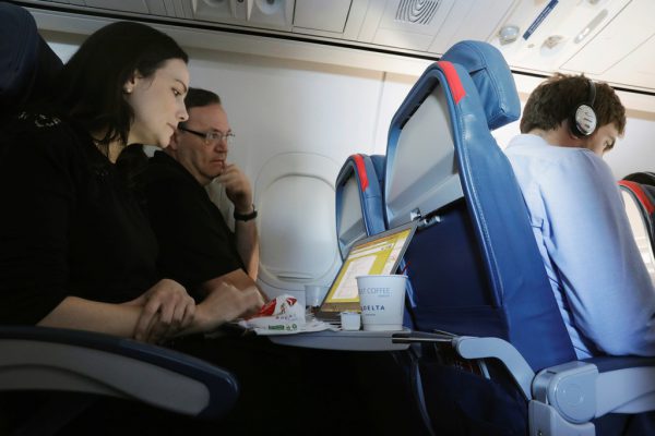 Laptops vertreiben auf langen Flügen die Zeit, doch sehen Terrorismusexperten ein mögliches Sicherheitsrisiko. Reuters