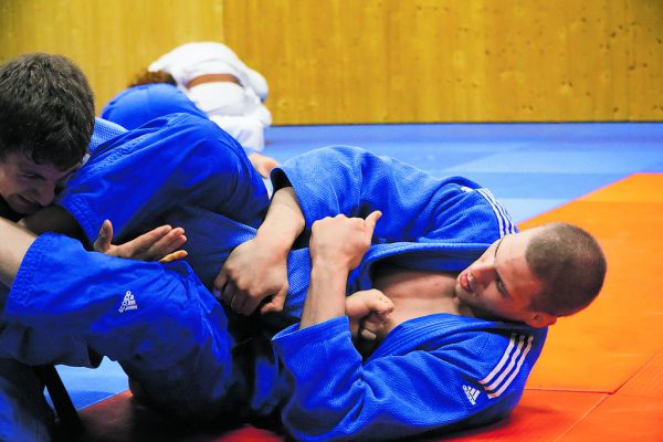 Laurin Böhler (in Blau) hat seinen Gegner unter Kontrolle. Fleisch