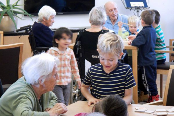 Mädchen und Buben vom Kindergarten Weißachergasse besuchen regelmäßig die Bewohner des Pflegeheims Birkenwiese. Stadt Dornbirn