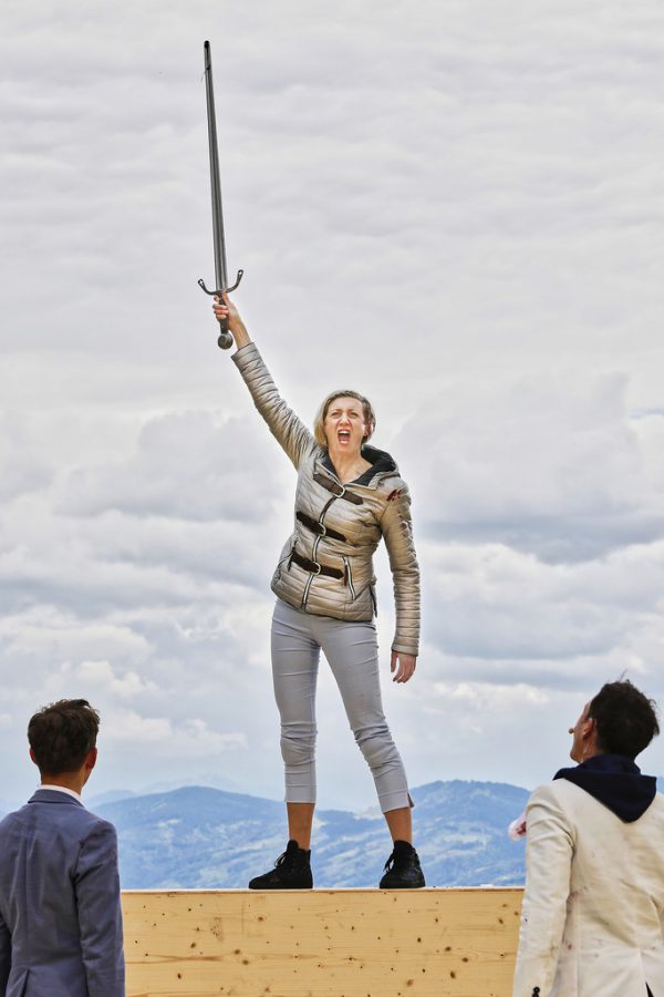 Mareile Blendl spielt Johanna von Orleans und steht damit zum ersten Mal für das Landestheater auf der Bühne. Kleines Bild: Die Regisseurin Bettina Bruinier. Anja Koehler/Alexander Paul Englert