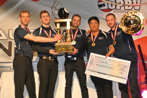 Martin Kempter, Thomas Knittel, Dominik Gradisnik, Mario He und Andreas Österle mit der „Riesen8“-Trophäe für den österreichischen Meistertitel. Harald schürer