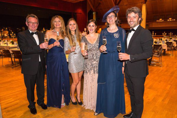 mtvo-Intendant Nikolaus Netzer, mtvo-Botschafterin Karin und Tochter Jennifer Weinhandl (KWopen), Moderatorin Sandra Nemetschke, mtvo-Präsidentin Margit Hinterholzer und Moderator Martin Frontull (v.l.).mtvo/Siblik (5)