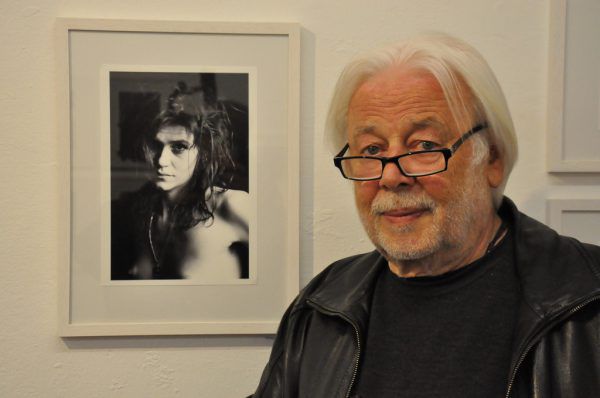 Nikolaus Walter vor einer seiner Fotografien. Wolfgang Ölz