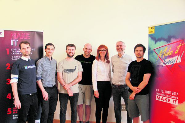 Oben: Das Schülerinteresse ist hoch. Foto links, v.l.: Guntram Bechtold, Matthias Burtscher, Daniel Ender, Johannes Moser, Claudia Vögel, Stefan Hagen und Christoph Klocker. Sara Bonetti