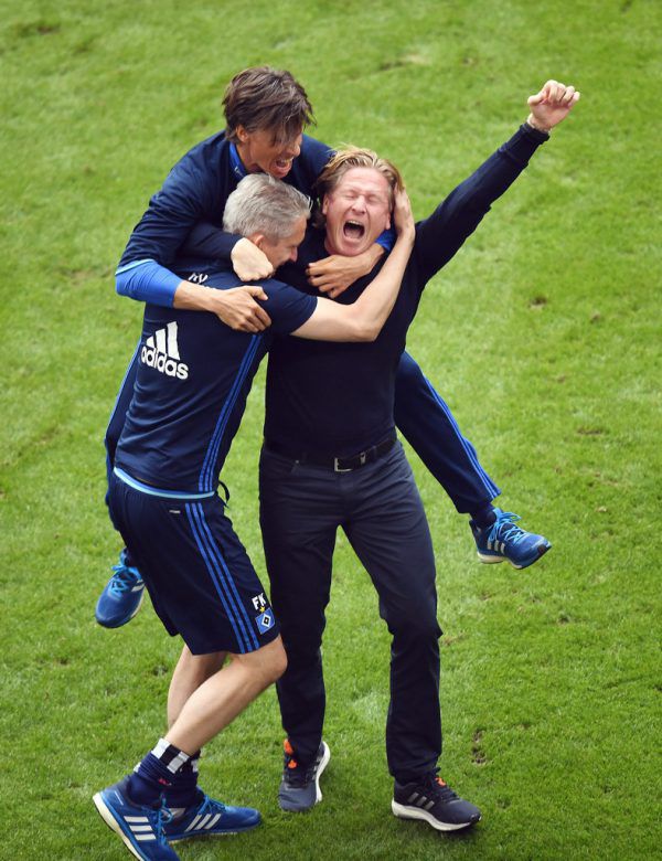 Oben lassen es die Bayern krachen, unten die Hamburger um Trainer Gisdol. Gepa (2), AFP (1)
