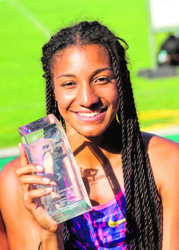 Oben posiert Nafissatou Thiam mit dem Siegerpokal, unten mit Fans für ein Selfie. Links: Ivona Dadic, die 14. wurde, beim Speerwurf. Stiplovsek (3)