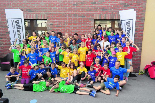 Oben:Topfavorit Damian Warner posierte fleißig mit den Kids.Rechts: Gruppenfoto mit den Stars.Dedeleit (3)