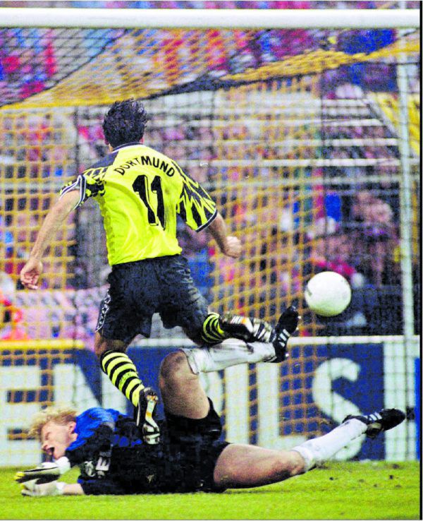Riedle bezwingt Oliver Kahn.