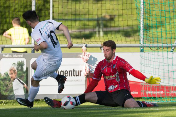 Schwarzach-Keeper Lukas Hefel hielt, hier bei einem Tapia-Versuch, was es zu halten gab. Goalgetter Rafael Godoi Pereira (oben) erzielte das Goldtor im diesem Cup-Halbfinale. Dietmar Stiplovsek