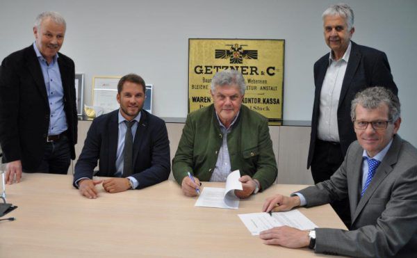 Vertragsunterzeichnung zwischen Getzner und der Stadt beziehungsweise Val Blu mit Getzner-Vorstand Rolf Gottmann (rechts) und Bürgermeister Mandi Katzenmayer (Mitte). Stadt Bludenz