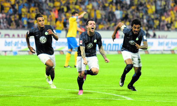 Vieirinha (mitte) bejubelt mit Daniel Didavi (links) und Luiz Gustavo den Siegtreffer. Reuters