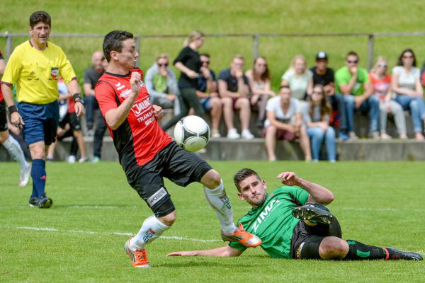 Viktoria-Kapitän Burak Uzundere (l.) soll sein Team gegen Altenstadt zum Sieg führen. Oliver Lerch