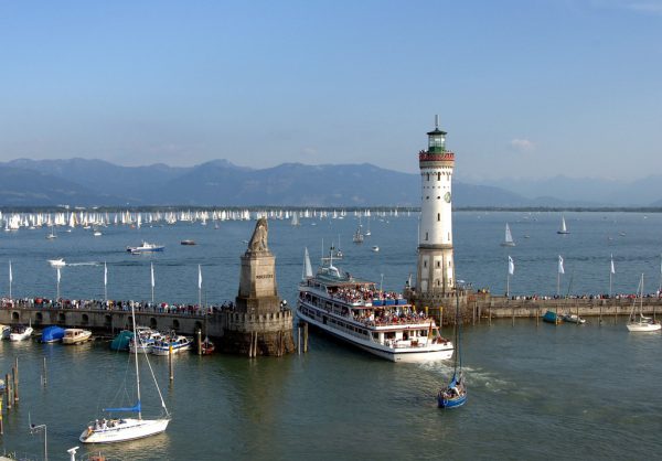 Vor der Lindauer Hafeneinfahrt versammeln sich am 16. Juni zahlreiche Segelboote zur 67. Rund Um-Regatta. Kulturamt Lindau