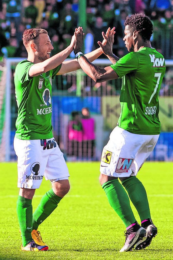 Wießmeier und Jailson bejubeln das 1:0. Gepa/Lerch