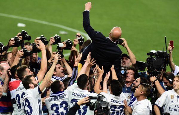 Zinedine Zidane wurde von seinen Spielern für die spanische Meisterschaft gefeiert. Apa