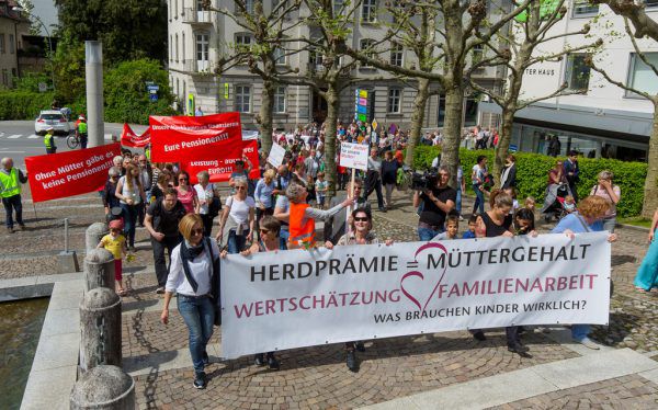 Zum Landhaus marschierten die Unterstützer der „Oma-Revolte“, die Gertraud Burtscher (Bild links) ins Leben gerufen hatte. Roland Paulitsch (2)