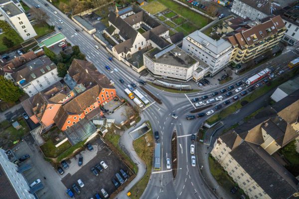 Links: An der Messstelle an der Feldkircher Bärenkreuzung überschritt die Stickstoffdioxid-Konzentration 2017 im Jahresmittel den österreichischen und den EU-Grenzwert. Oben: Bernhard Anwander, Reinhard Bösch, Johannes Rauch und Arthur Sottopietra (v.l.) präsentierten den Luftgütebericht 2017.  NEUE-Archiv, VLK/Thomas Mair