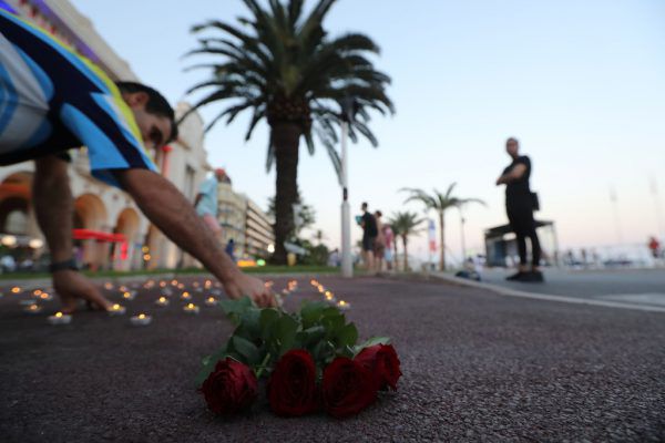 Am bekannten Strandboulevard Promenade des Anglais wurden Lichter entzündet und Rosen für die Opfer niedergelegt. AFP/HACHE