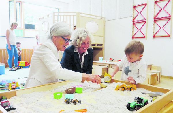 Angelika Schwarzmann (Bürgermeisterin Alberschwende) und Landesrätin Katharina Wiesflecker präsentierten den Jahresbericht zur Kinderbetreuung. VLK