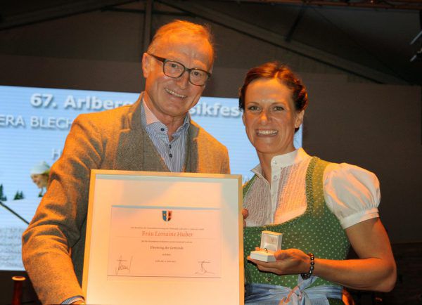 Bürgermeister Ludwig Muxel übergab Auszeichnung. Gmd Lech