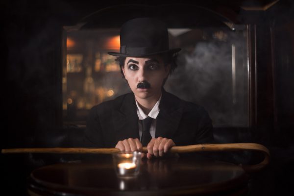 Darstellerin Flo (Michaela Spänle) in „Moustache“ – ein Stück, das Motive von Shakespeares „Was ihr wollt“ aufgreift.Maximilian K. Unützer
