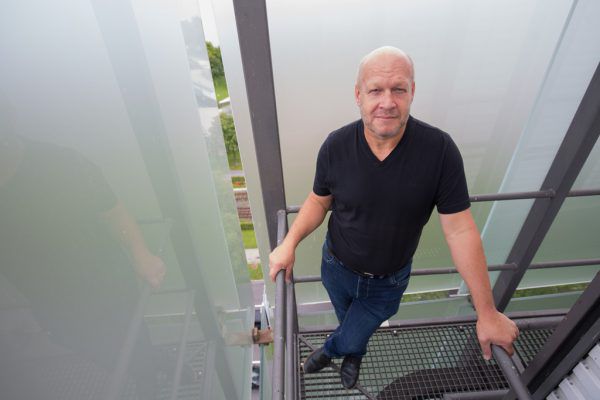 Der Cheftechniker der Kuges, Markus Unterkircher, zwischen KUB-Mauer und -Fassade (großes Bild) und mit Schreibbuch vor dem Haus. klaus hartinger (3)