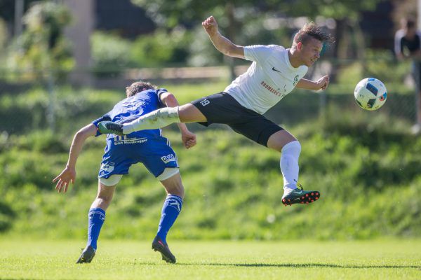 Der FC Andelsbuch (in Blau) brachte mit Erfolg SW Bregenz zu Fall. Frederick Sams