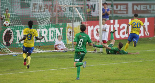 Der Moment der Entscheidung – Sefa Gaye erzielt das Goldtor für Hohenems. Hartinger