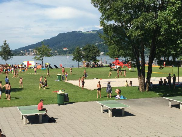 Der Rettungshubschrauber im Strandbad. VOL-live/matthias rauch