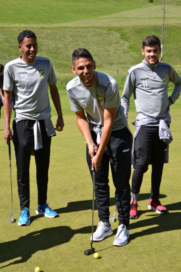 Die Brasilianer Barbosa, Willian und Gabryel (v.l.) hatten auf dem Lecher Golfplatz sichtlich Spaß. Emerich
