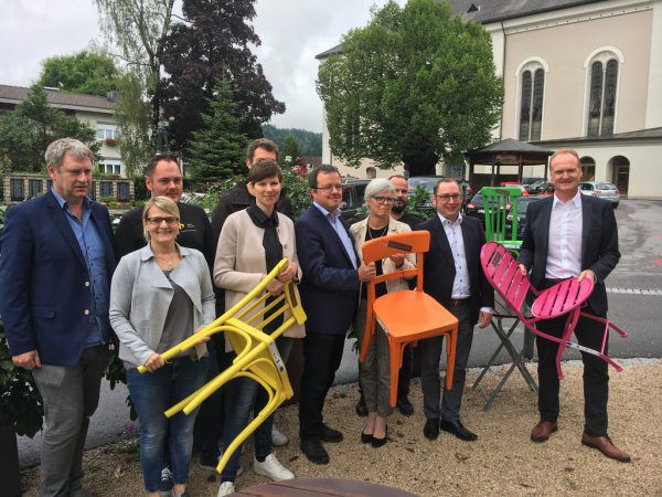 Die bunten Sitzgelegenheiten stehen für Vielfalt, Kreativität und Willkommensein. mprove