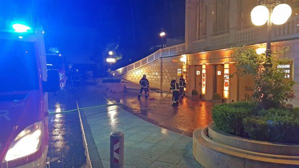 Die Florianijünger waren auch vor dem Casino in Baden im Einsatz. APA