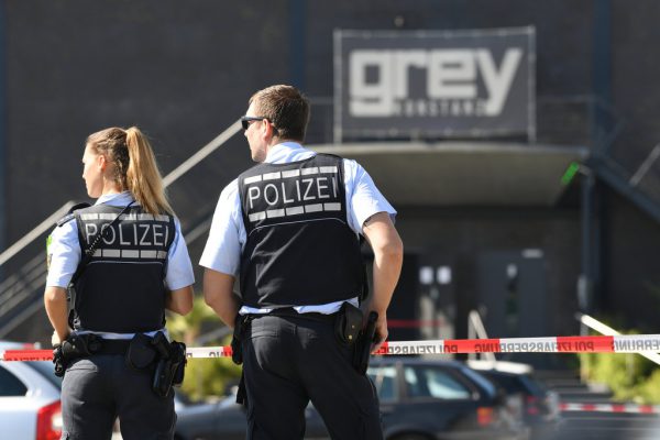 Die Polizei war gegen 4.40 Uhr alarmiert worden. dpa/Felix Kästle