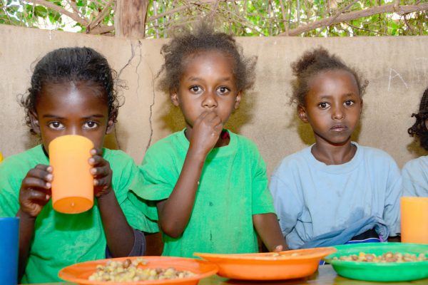 Die Schulausspeisung ist oft die einzige Mahlzeit für Kinder in den Dürreregionen. Caritas