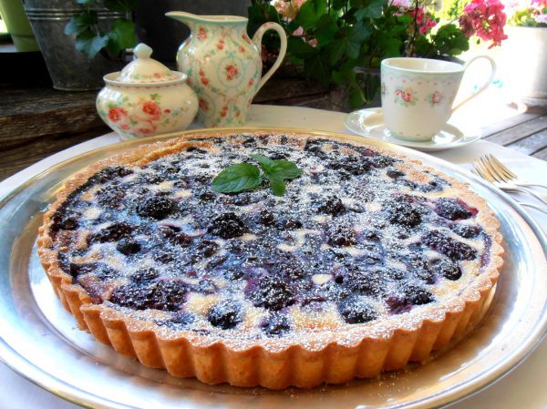Die Tarte wird auch mit Himbeeren oder Johannissbeeren zum sommerlichen Genuss. Ulrike Hagen