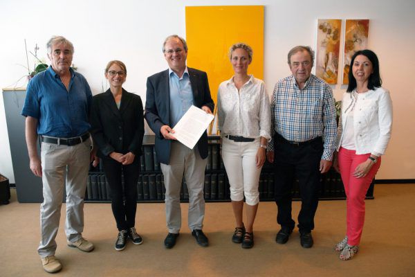 Die Übergabe der Petition an Landtagspräsident Harald Sonderegger (3.v.l.). Mathias bertsch