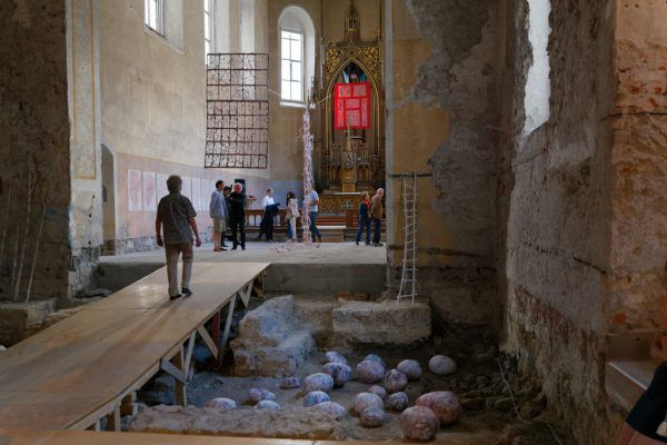 Die Werke von Nesa Gschwend passen sehr gut in die Johanniterkirche.
