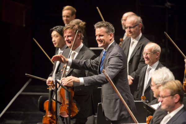 Die Wiener Symphoniker machten Wagner zum Erlebnis. Über Chefdirigent Philippe Jordan (kleines Bild) ist auf Seite 24 mehr zu lesen. Bregenzer festspiele/ Dietmar mathis (2)