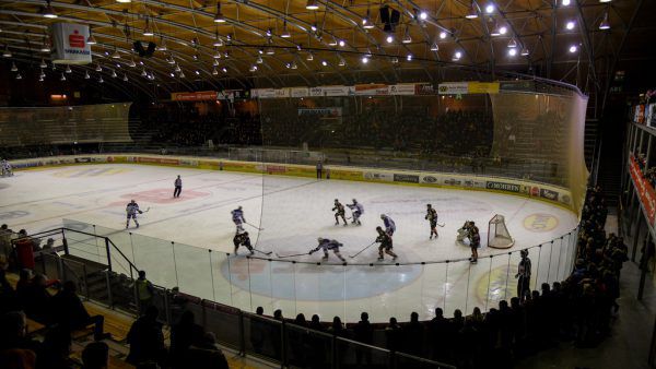 Dornbirns SPÖ schlägt die Adaptierung einer Tribüne im Messestadion vor, um für den DEC Platz für Räumlichkeiten zu schaffen. GEPA/Lerch
