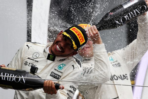 Ein glücklicher Lewis Hamilton wurde von Teamkollegen Valtteri Bottas mit Champagner geduscht. Gepa