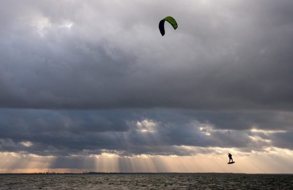 Ein Kite-Surfer. Symbolbild/ Daniel Bockwoldt