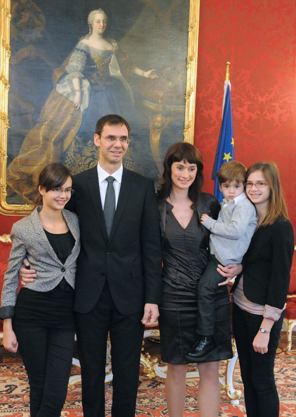 Familienfoto anlässlich der ersten Angelobung als Landeshauptmann im Dezember 2011 in Wien.