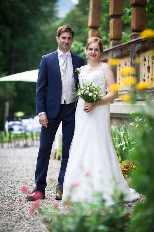 Für die freie Trauung und die anschließende Feier haben sich Regine und Marcus Kadgien eine besondere Location ausgesucht: Villa Maund in Schoppernau (o.).